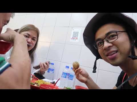 I tried Singapore Street Food For The First Time With My 72 Year Old Dad And Mom